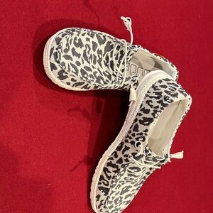 Hey Dude women’s leopard print shoes
Worn only a couple of times. 
EUC